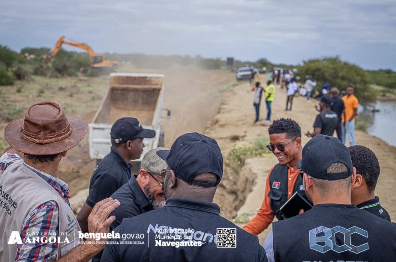Equipa Bilartex em intervenção de terraplanagem com apoio institucional