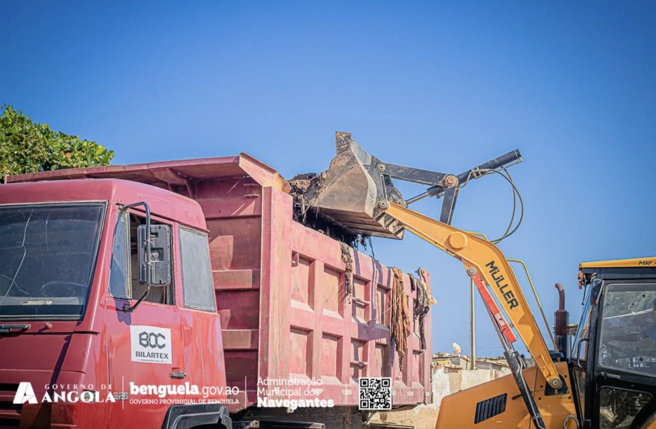 Camião basculante Bilartex a ser carregado por retroescavadora