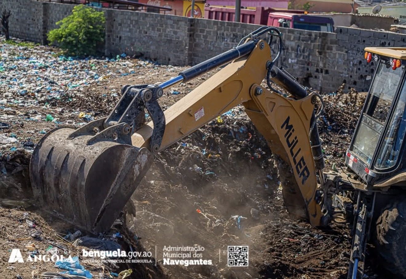 Retroescavadora em operação de gestão de resíduos sólidos