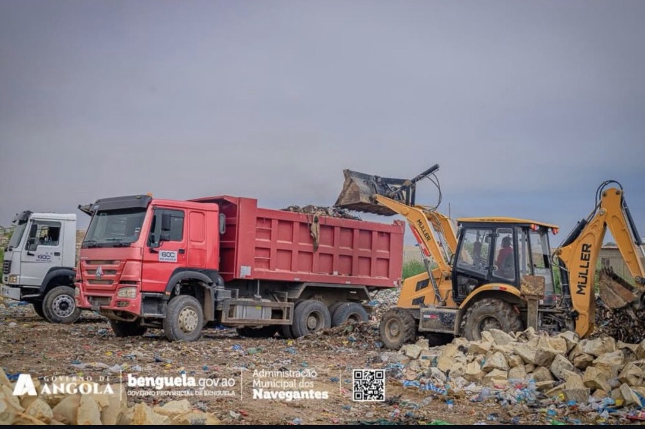Camiões e retroescavadora Bilartex em operação conjunta